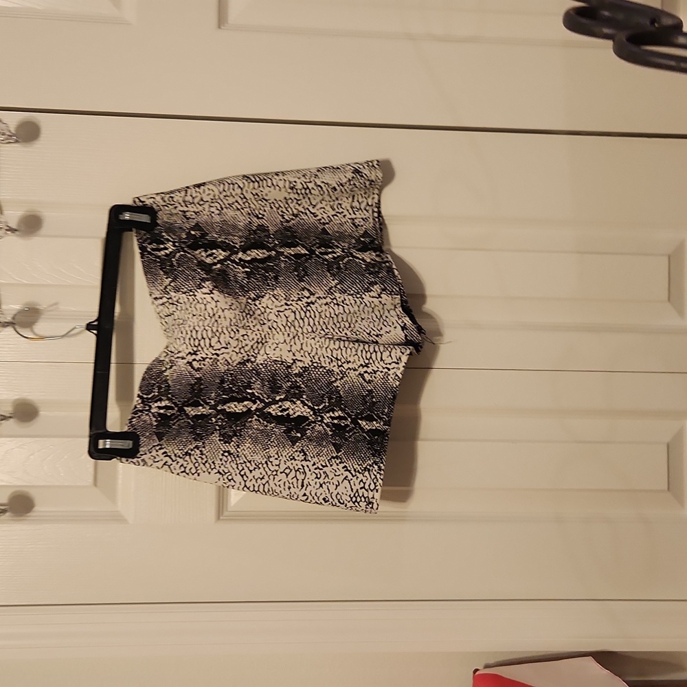 Pretty Little Thing python shorts - Picture 4 of 4